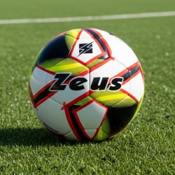 Pallone Zeus Stadium su campo in erba sintetica - Attrezzatura calcio professionale